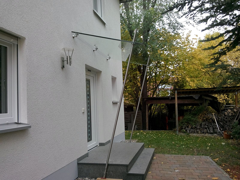 Kreative befestigtes Glas Vordach von Glasbau Brehm